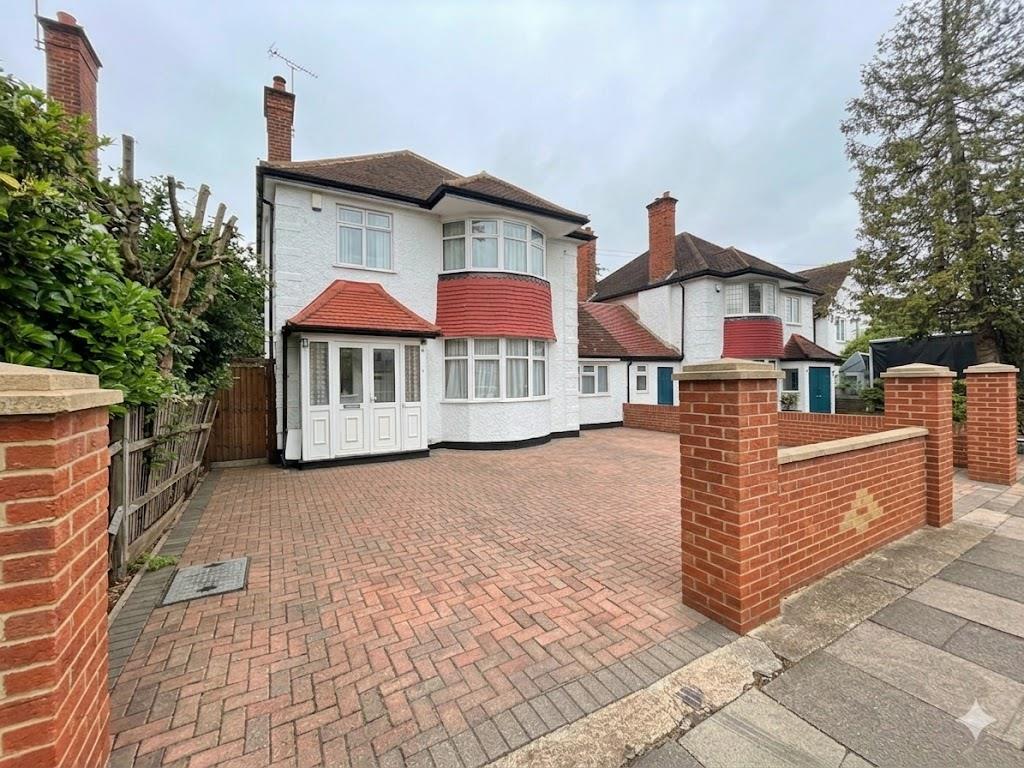 4 bed property in Selvage Lane, Mill Hill